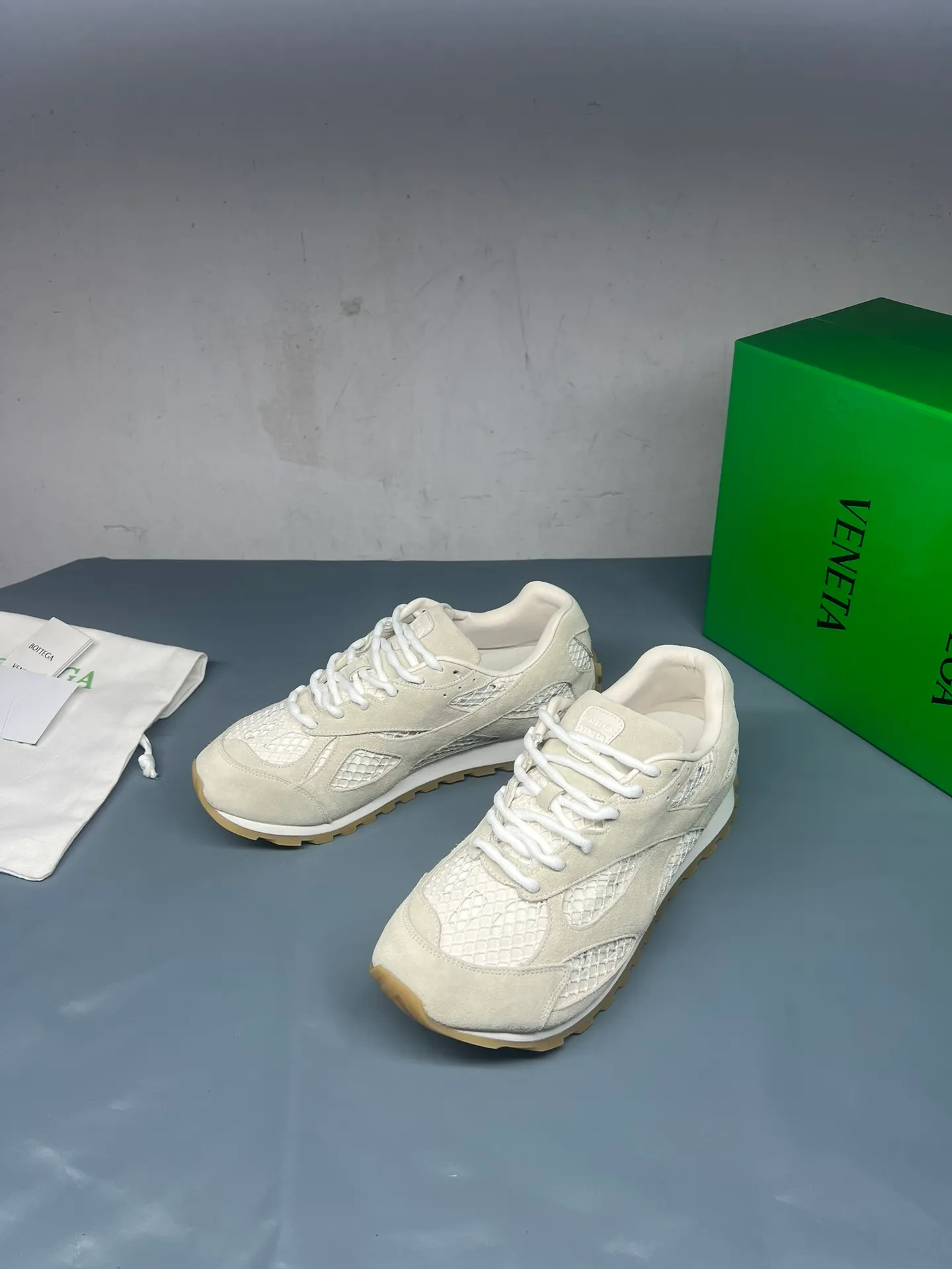 👟👟Ex-factory price 600👟👟 Men's size +10 Real photos 🔥🔥BV Orbit sneakers Wang Yibo's same style couple's dad shoes Runner sneakers, made of lightweight technical mesh fabric. Matched with geometric pattern designed rubber outsole, Wang Zha series high version. Look for the package technology. It is actually a lot taller, but the legs are still slim. Very nice, playable and durable. Matched to the standard💯 Package shoe technology. Look for the high version. The outsole is made of color-blocked TPU outsole. Women's model 35 36 37 38 39 40 41 42 (40 41 42 43 44 45 customized) (Customer logo can be accepted without refund or exchange at a favorable price) Equipped with original packaging